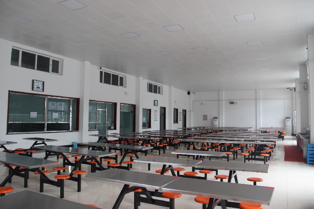 学校食堂（两个大厅，能同时容纳800人就餐）