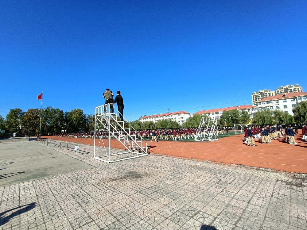 华油荣德小学操场一侧